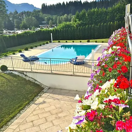 Jack's Lake & Mountain Hostel