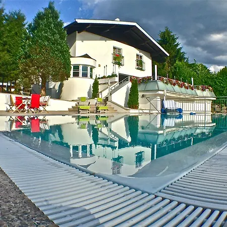 Jack's Lake & Mountain Hostel *